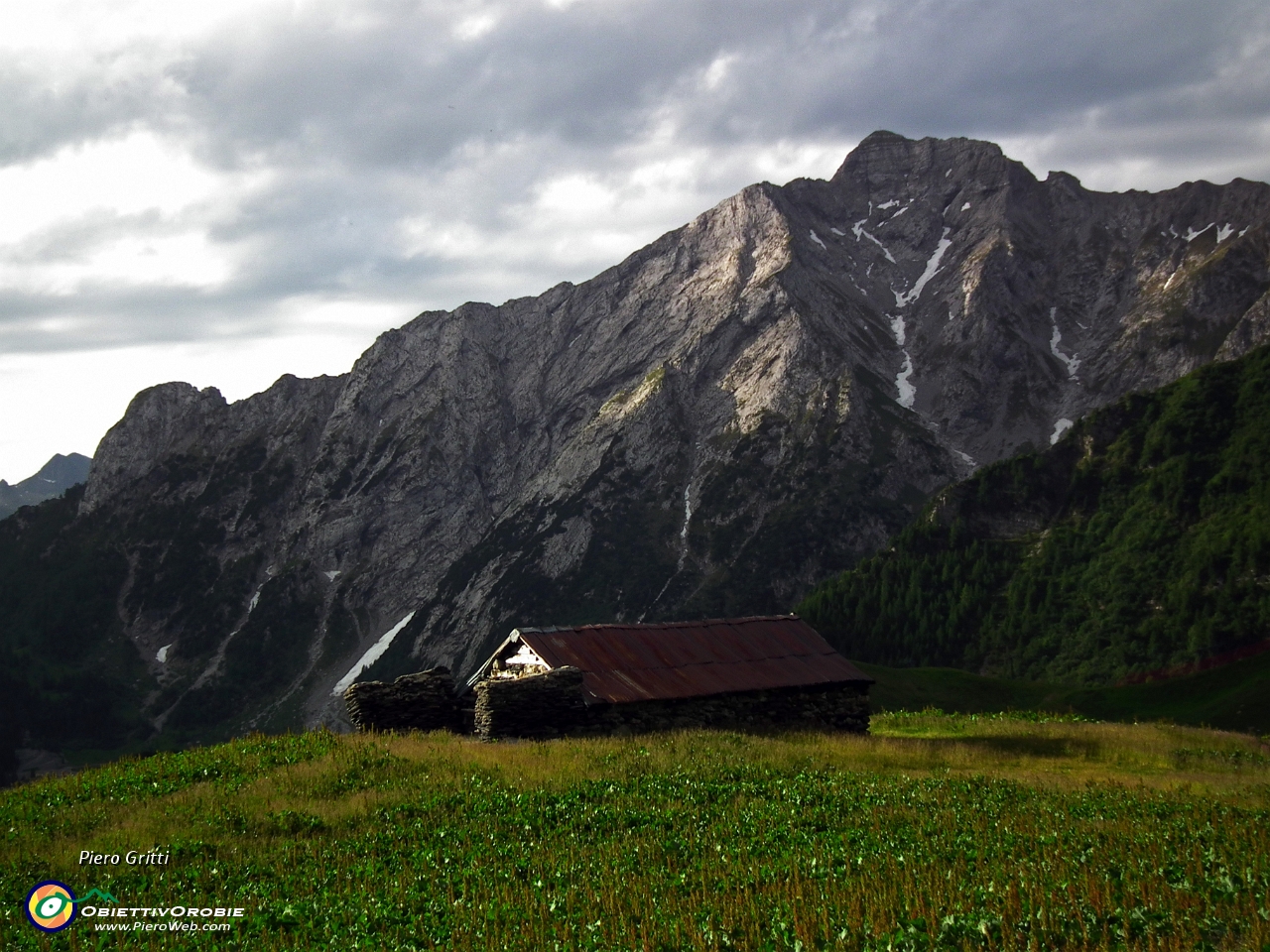 11 Casera Sessi (1781 m.) con Pegherolo.JPG